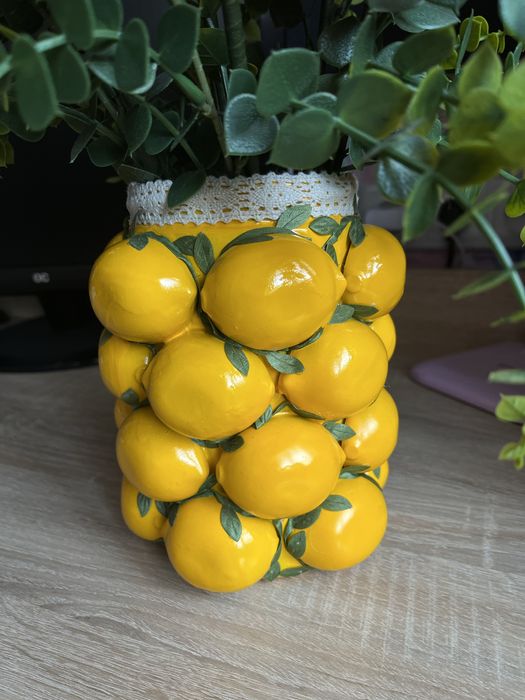 Трендова ваза з лимонами