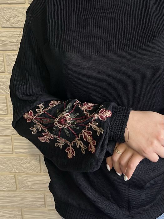 Супер ціна 350 грн. Светрик з вишивкою