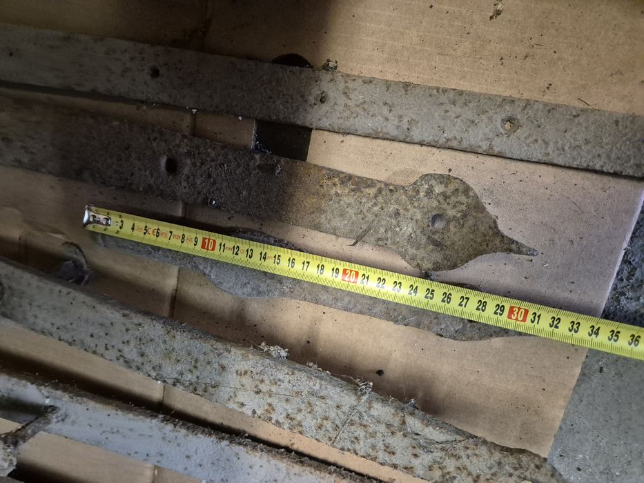 Stare, kute, zawiasy drzwi