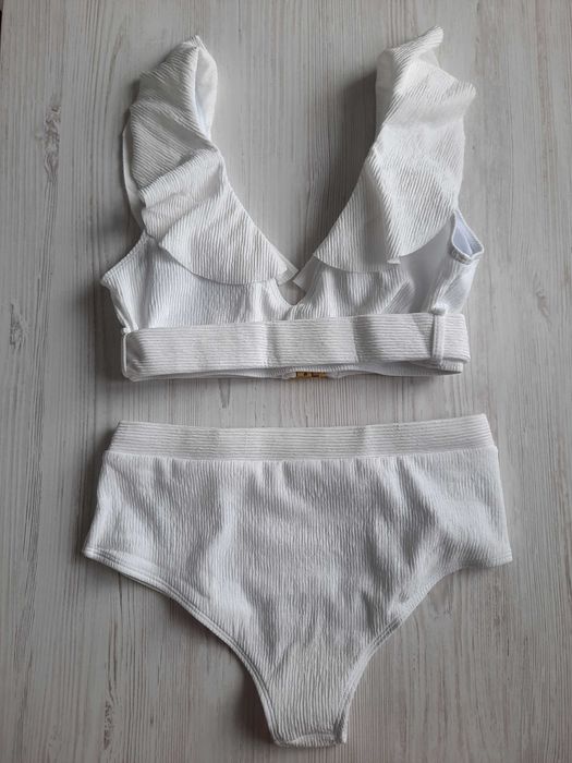 Белый купальник с топом рюшами в рубчик с воланами высокие трусики М
