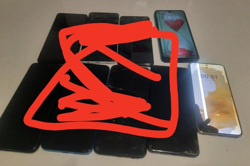Sprzedam dziewięć telefonów uszkodzone wyświetlacze mogą mieć hasła