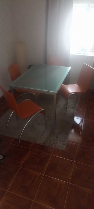 Mesa com cadeiras laranjas