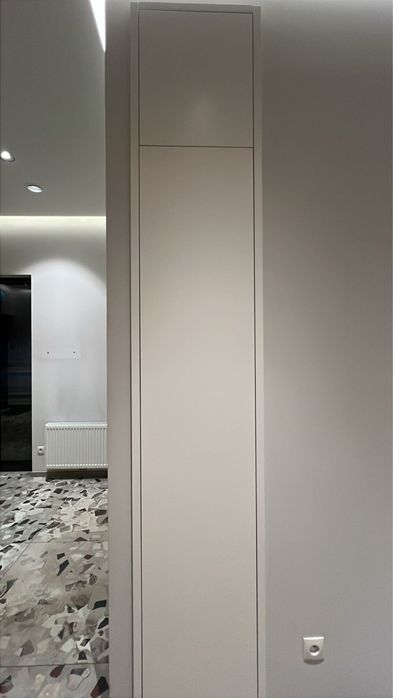 2x Biala waska szafa na ubrania z kliniki stomatologicznej