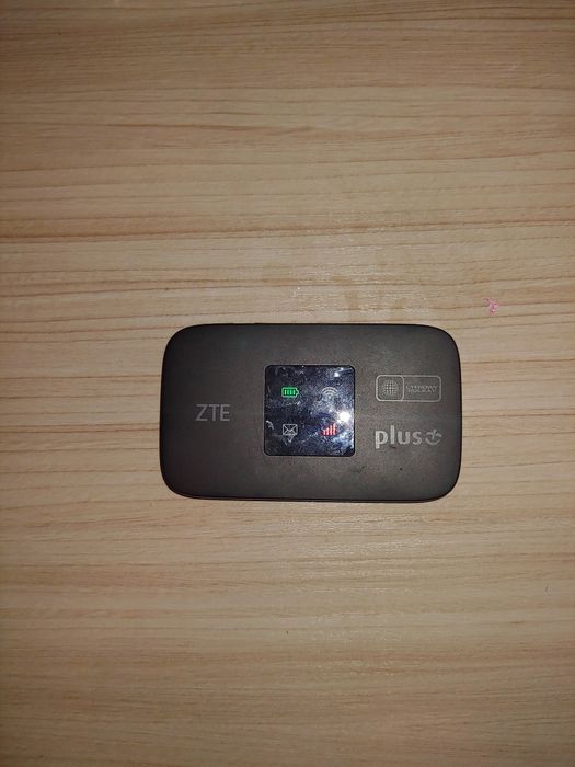 Router bezprzewodowy z modelem ZTE Mf971R