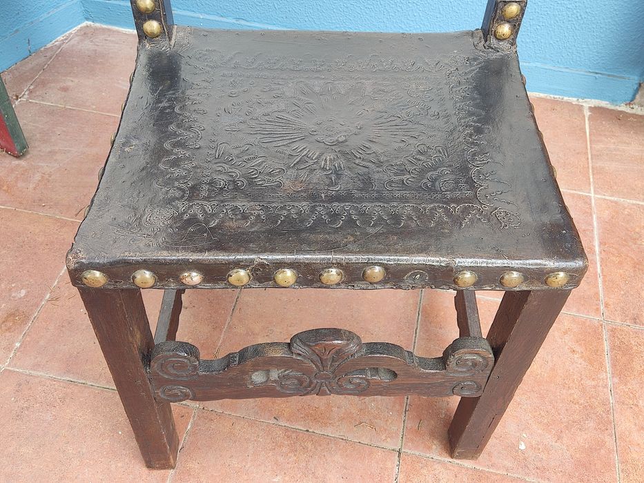 Cadeira antiga, em couro Sec.XVII