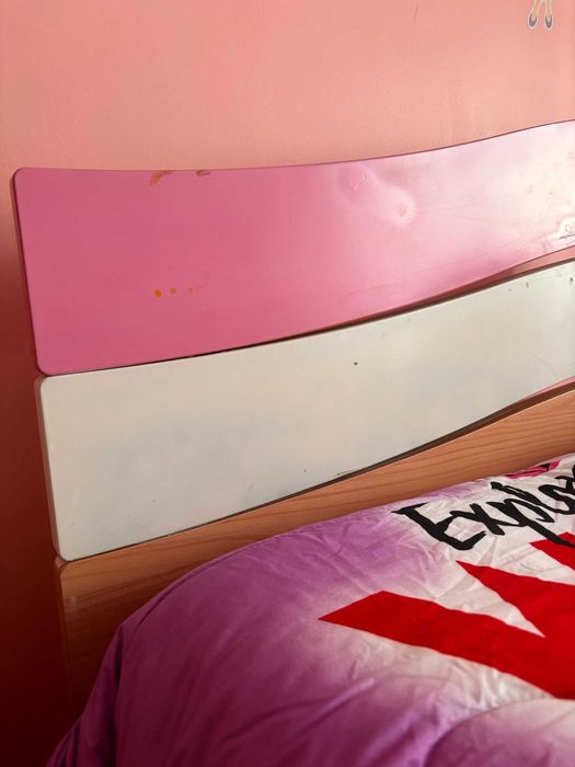 Conjunto cama , mesa de cabeceira e camiseiro