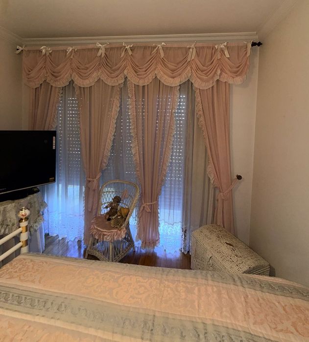 Conjunto de Quarto Com Cama em ferro + Colchão + Mesinha de Cabeceira + Cortinados