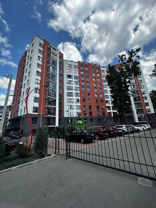 Фасадне приміщення для  бізнесу з парковими місцями 92м2.