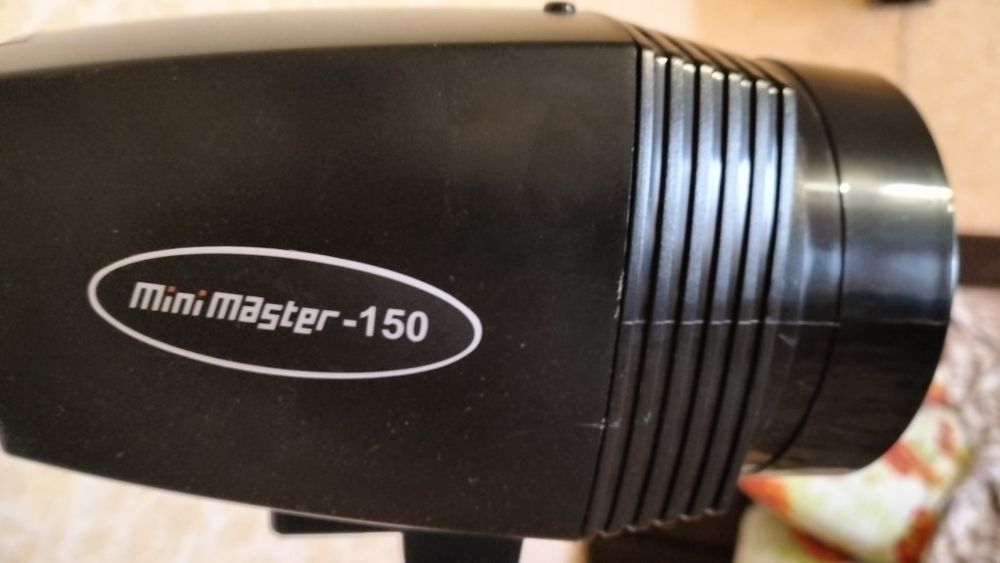 Студийная вспышка Godox MiniMaster 150 с треногой