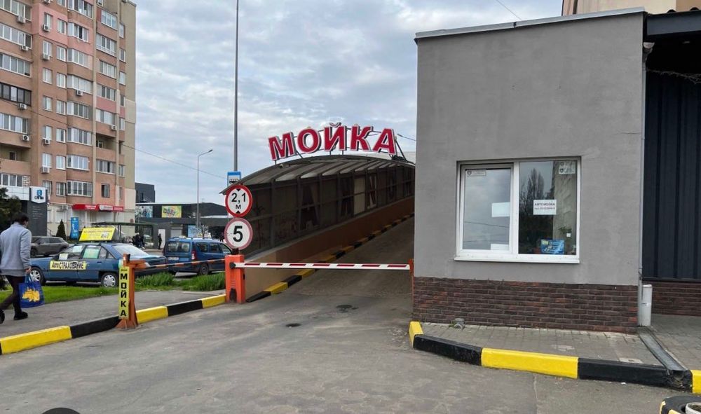 продам машиномісце в паркінгу на Сахарова