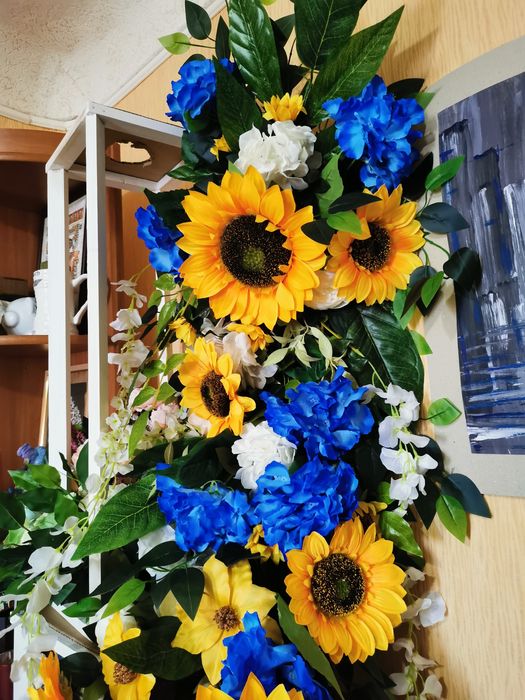 Цветочная гирлянда, арка,президиум ,фотозона ,декор фасада