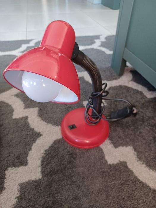 Lampka na biurko czerwona