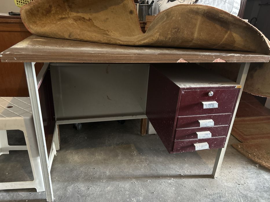 Secretária vintage de estrutura metálica e bloco de gavetas