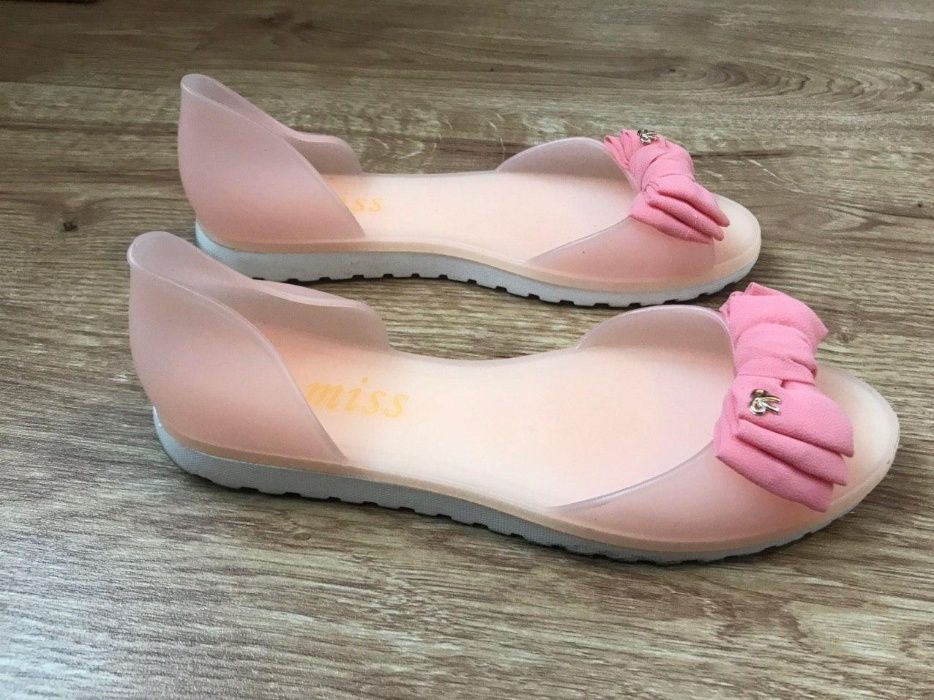 Продам босоніжки