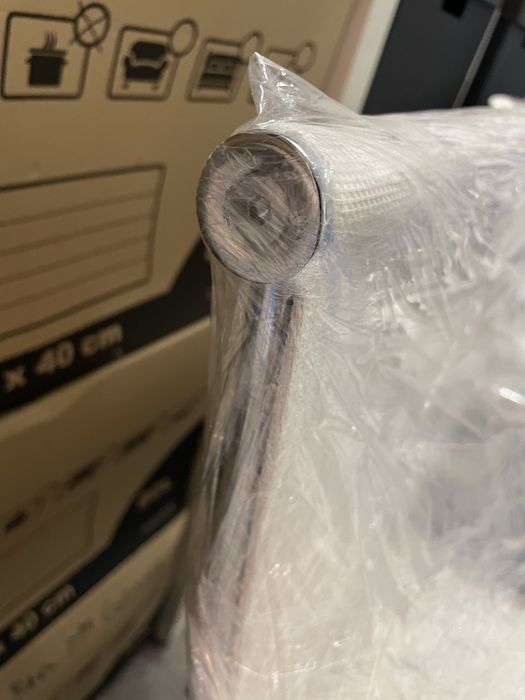 Cadeira escritorio design com rodas cromadas.