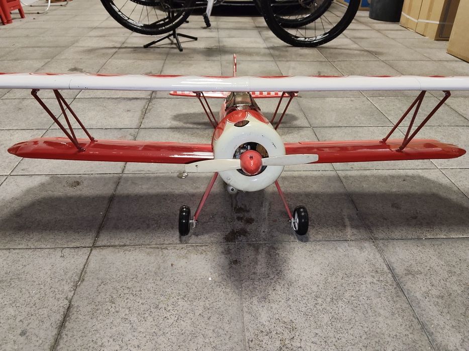 Avião biplano em madeira de balsa leve