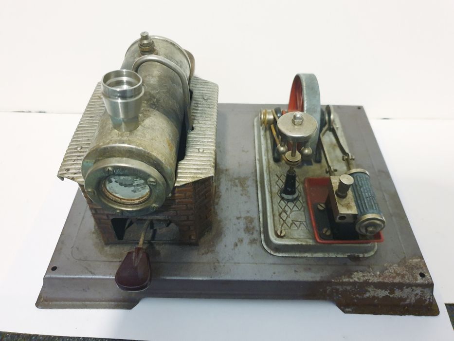 Antigo modelo de maquina de vapor alemã em chapa
