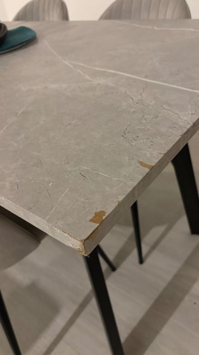 Mesa de jantar cinzenta