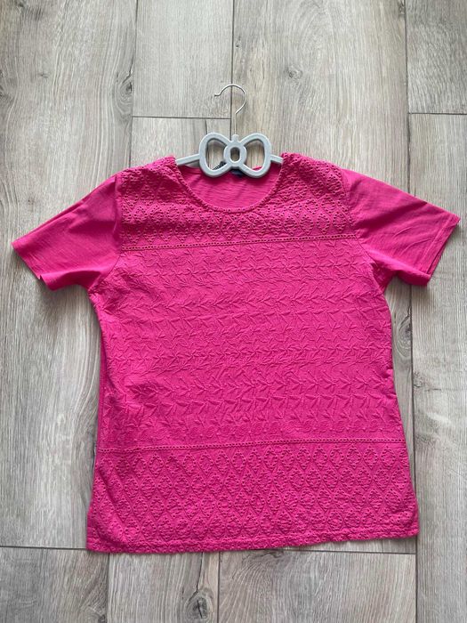 Różowy t-shirt bawełniany z motywem ażurkowym