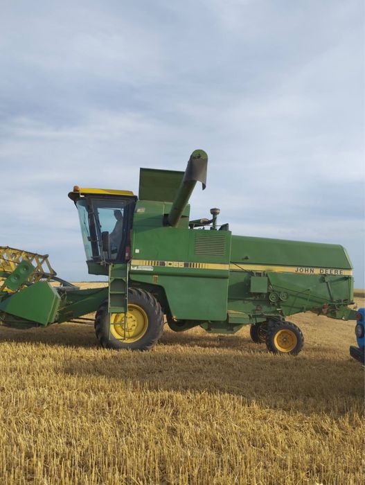 Комбайн John Deere 1055