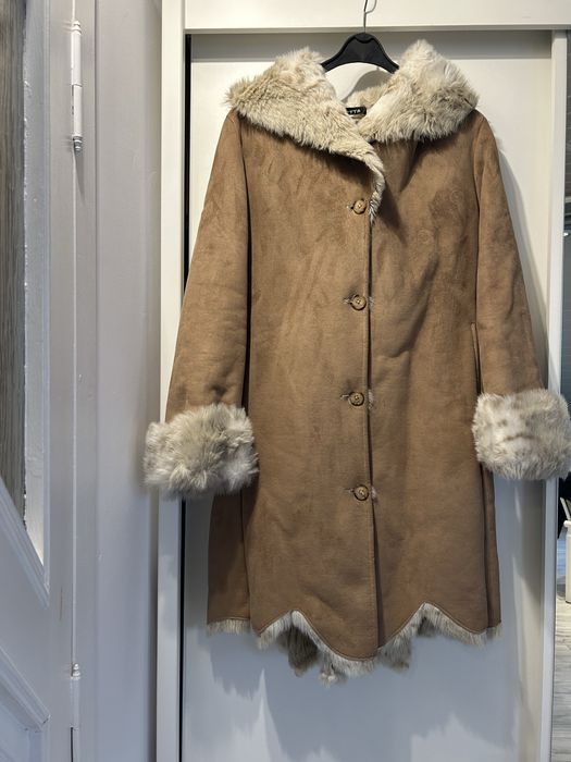 Damski plaszczo-kożuch z podbiciem sztucznego futerka z kapturem