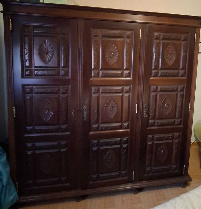 Cama, roupeiro cadeira e espelho