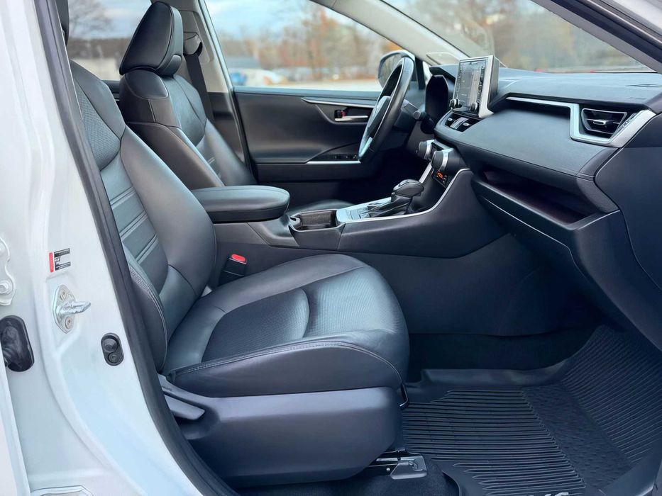 Toyota RAV4 Hybrid Limited      2019