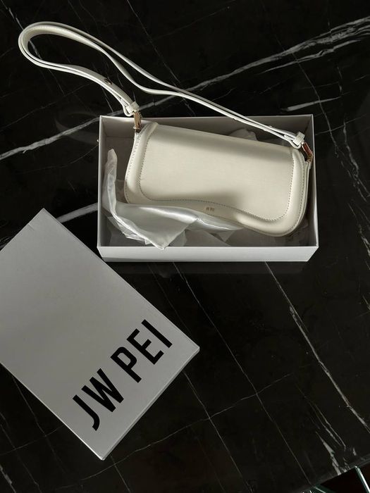 Сумка JW PEI Joy Shoulder Bag / сумочка джіві пей біла молочна