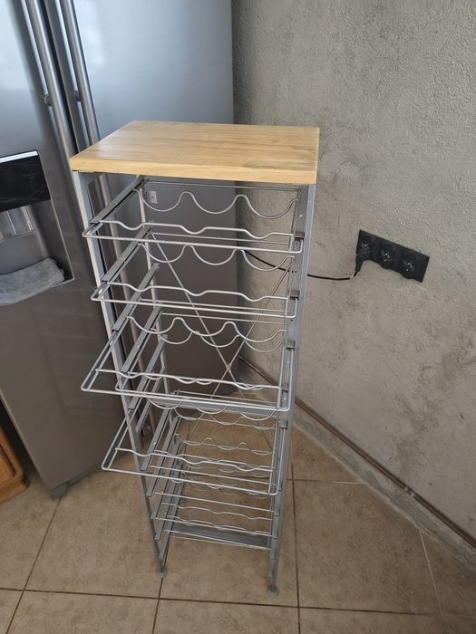 Regał metalowy na wino