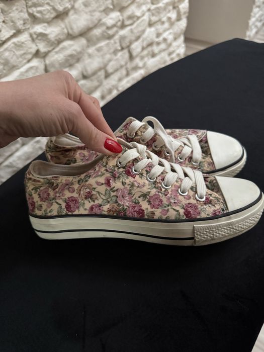 Beżowe trampki w kwiaty rozmiar 38