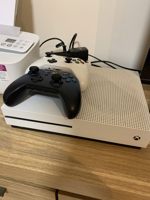 Xbox One S 500GB z napędem i 2 padami