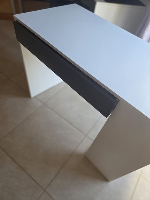 Secretária branca moderna com gaveta cinza – Excelente estado