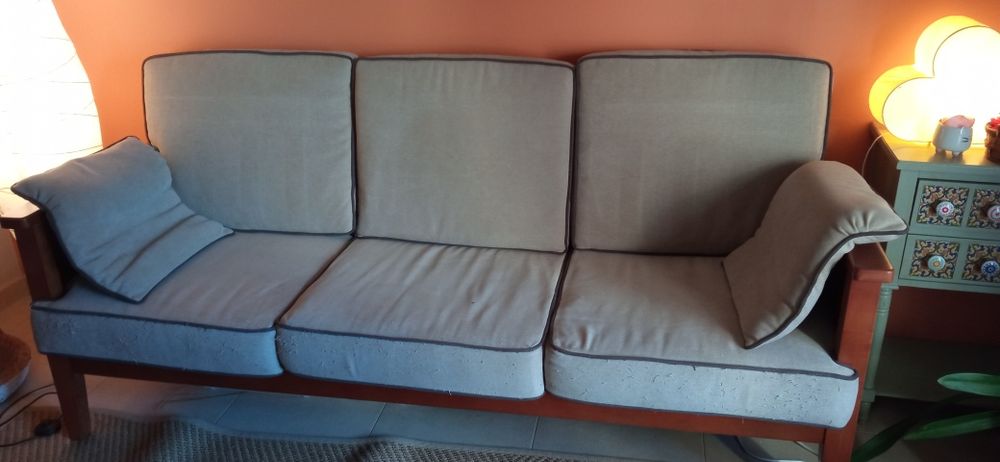 Sofá rústico c/ estrutura base de madeira