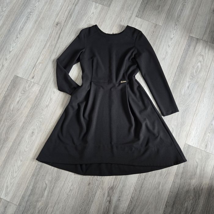 Czarna elegancka rozkloszowana sukienka 38/40