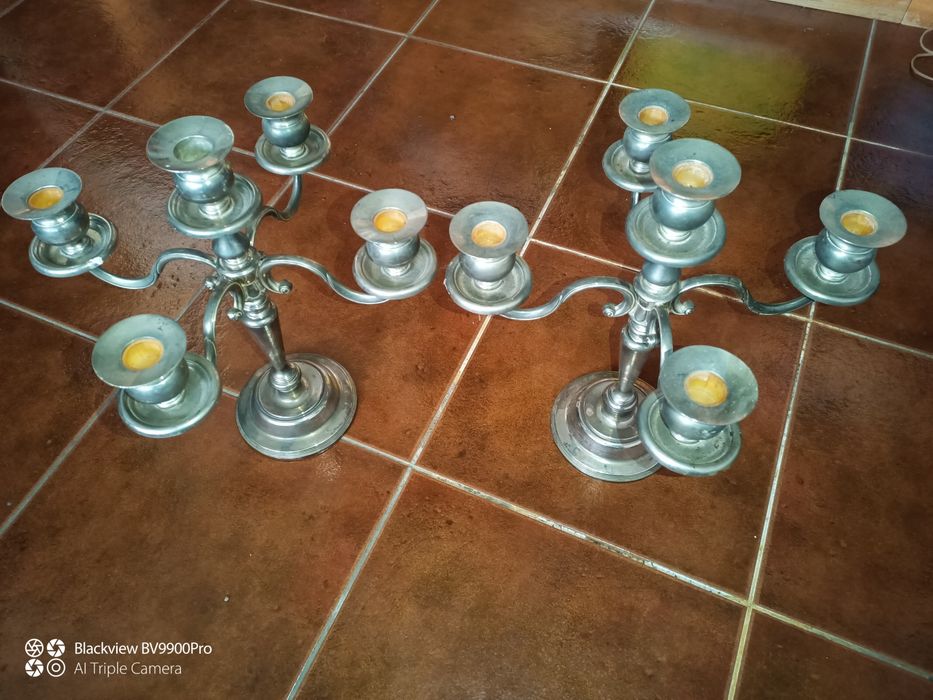 Um par de castiçais de luxo com muita qualidade muito bem trabalhados
