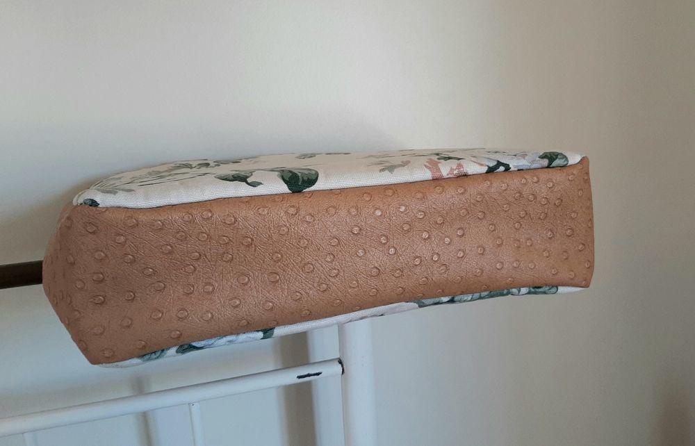 Mala artesanal, ecopele e tecido floralem tons pastel. Nova