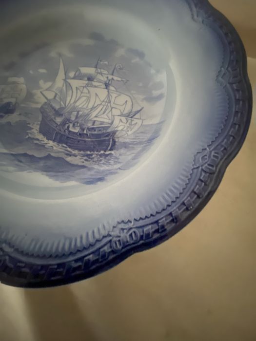 Prato com caravela em faianca de Sacavem