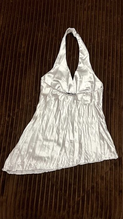 Top acetinado prateado brilhante – elegante e assimétrico