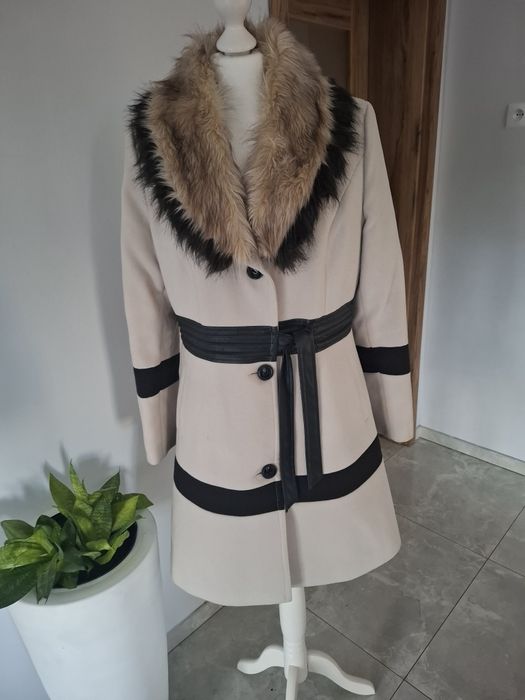 Elegancki plaszcz z futrem futerkiem wiązany bezowy XL 42