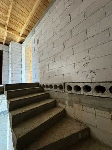 Продається 4 кім. квартира в м. Яремче (паркрмісце, власне подвір`я)