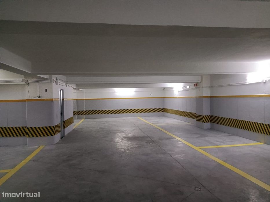 Garagem com 435 m² para 20 viaturas – Rua Duque de Palmela, Lisboa