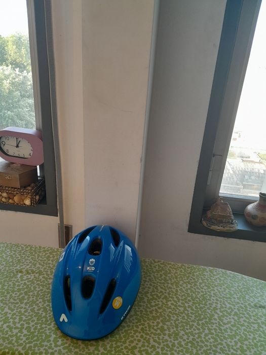 Vendo Capacete B TWIN muito bonito como novo