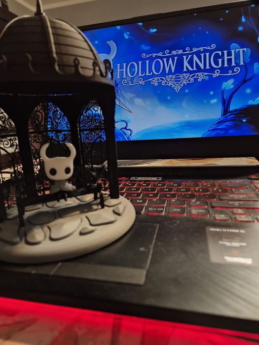Figurka z gry Hollow Knight z eksponderem do złożenia
