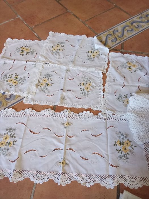 Peças com bordado antigo,rendas,maperons