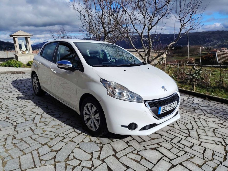 Peugeot 208 1.4 HDi com Carplay android auto e Câmara Traseira