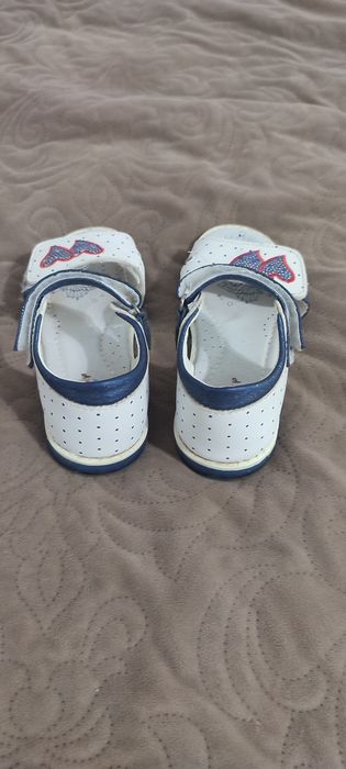 Босоніжки для дівчинки 6-7 років, розмір 28, устілка 17,5 см.