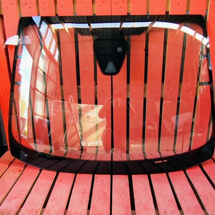 FORD FIESTA MK8  szyba przednia czolowa oryginal sensor GRZANA