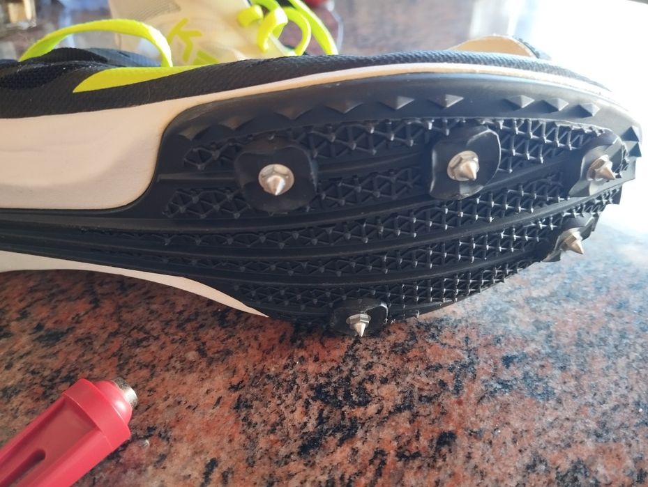 Tênis atletismo com bicos