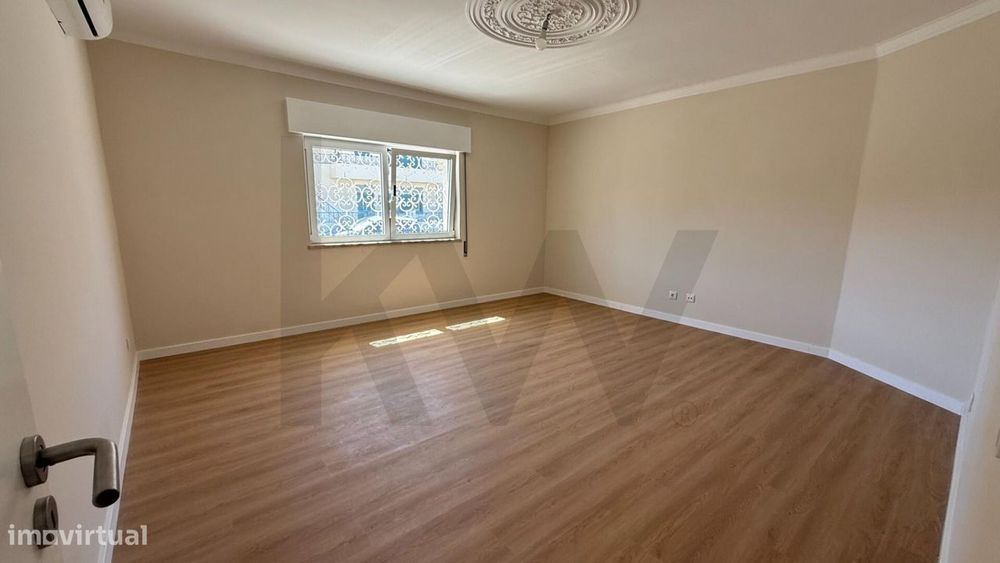 Moradia T5 Renovada com Terraço, Garagem e Espaço Exterior | Belverde,