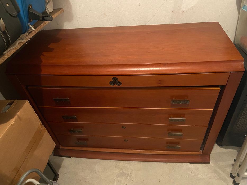 Cómoda em madeira maciça 5 gavetas -impecável, pesada e alta qualidade